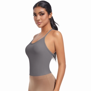 Détail d'un soutien-gorge de sport gris à bretelles croisées en tissu mat élastique