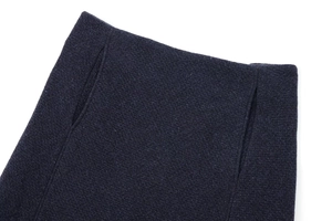 Détail de la taille d'une jupe en tweed bleu marine montrant la maille texturée
