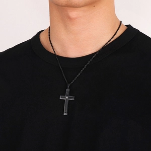Détail du pendentif croix hip-hop avec texture grillagée et chaîne perlée dégradé rouge noir