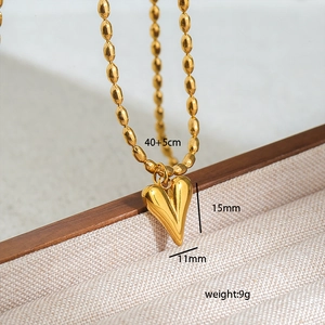 Detailansicht der 18K vergoldeten Herzanhänger Halskette mit Maßen von 40+5cm und 15mm