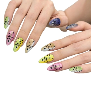 Unghie finte 3D creative con design a pesce dai colori vivaci e forma a mandorla