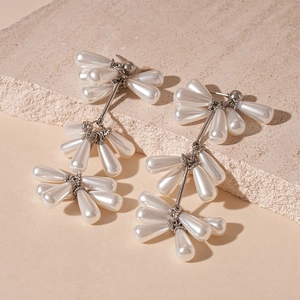 Eleganti Orecchini Lunghi Con Nappe E Künstliche Perle Di Imitazione Forma A Goccia Metallo Rame E Perno In Argento