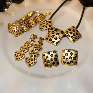 Details des Vintage-Schmucksets mit Leopardenmuster und mattgoldener Oberfläche auf Tablett