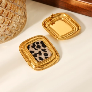 Détail de boucles d'oreilles carrées imprimé léopard avec cadre en acier inoxydable doré 18K