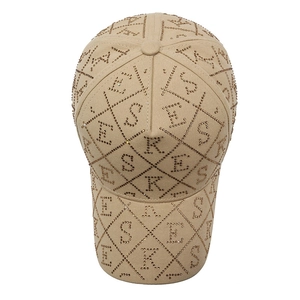 Casquette de baseball beige pour femme avec motif à losanges et strass brillants