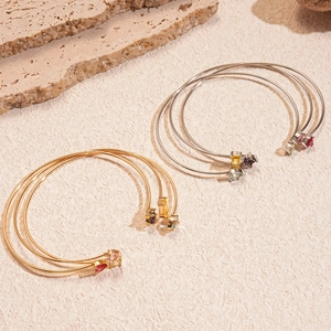 Ensemble de trois bracelets ouverts superposés avec zircons colorés en étoile et goutte