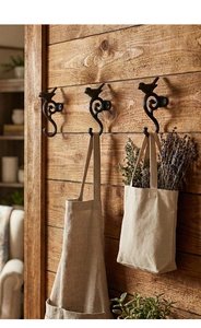 Ganchos de pared retro de hierro fundido con pajaritos, delantal de lino y lavanda