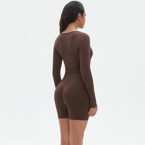 Rückansicht eines braunen Yoga-Sets mit Langarmshirt und High-Waist Push-up Sportshorts