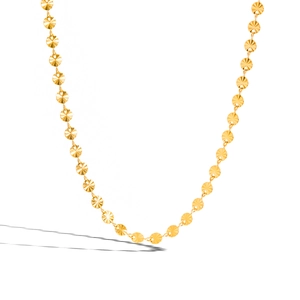 Dettaglio della collana in acciaio inossidabile 18K con dischi incisi a raggiera dorati