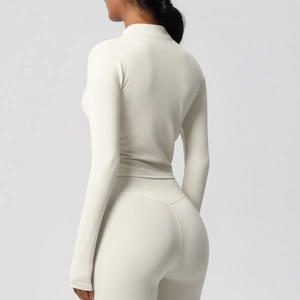 Vue arrière de la veste et du legging de yoga blanc crème montrant la couture en V