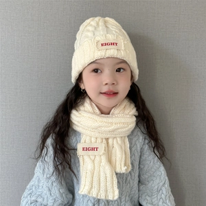 Kinder Strickmütze und Schal Set mit Zopfmuster und Aufnäher für den Winter