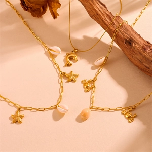 Ensemble de colliers de plage dorés avec pendentifs dauphin, étoile de mer et coquillage