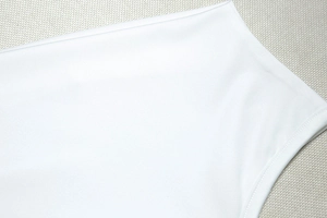 Detailaufnahme der weißen Strickstoffstruktur mit hochwertigen Nähten und Materialqualität