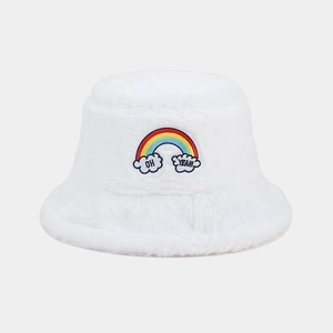 Détail d'un chapeau bob en peluche blanche avec broderie arc-en-ciel et texture douce
