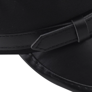 Dettaglio cappello da marinaio nero con tesa in pelle PU e cuciture di alta qualità