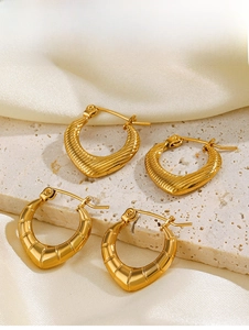 Détail du lot de boucles d'oreilles cœur en plaqué or 18 carats sur pierre