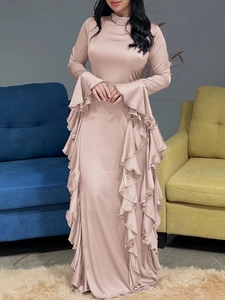 Détail d'une robe longue en satin rose avec volants étagés et col montant élégant