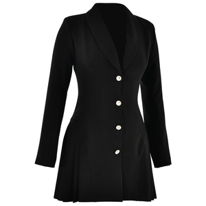 Détail d'une robe blazer noire avec des boutons bijoux de luxe et un ourlet plissé élégant