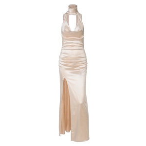 Vue détaillée de la robe en satin champagne avec fente haute et licou au cou