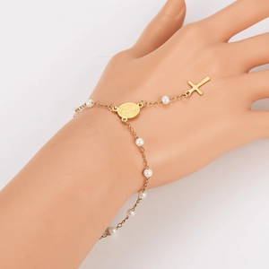 Détail du bracelet chapelet en acier inoxydable plaqué or 18 carats avec perles et charms