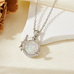 Detail der silbernen Sternkette mit rundem Opalanhänger und Diamanten auf Steinsockel