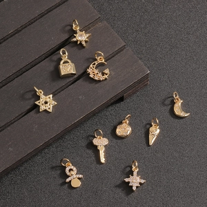 Set de 10 colgantes dorados de circón con formas de estrella y luna para creación de joyería