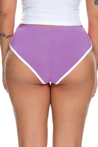 Detailansicht der lila Yoga-Shorts mit weißer Umrandung und hochwertiger Verarbeitung