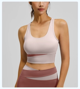 Détail de la conception croisée et du blocage de couleurs gris-rose sur ce soutien-gorge de sport