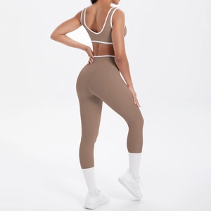 Detailansicht des braunen Yoga-Sets mit weißer Kontrastpaspel und High-Waist-Leggings