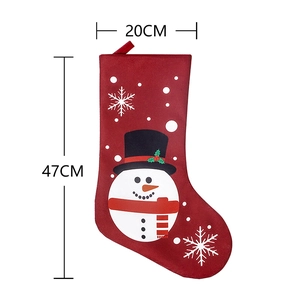 Klassischer roter Weihnachtsstrumpf mit Schneemann-Motiv und Schneeflocken, 47cm x 20cm