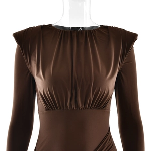 Détails de la robe marron à manches longues avec plis élégants et taille ajustée