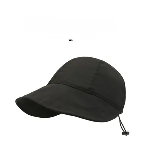 Dettaglio cappello parasole nero con cordoncino regolabile e tesa larga rigida