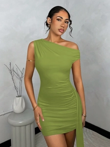 Détail d'une robe moulante olive à épaule dénudée avec des finitions plissées élégantes