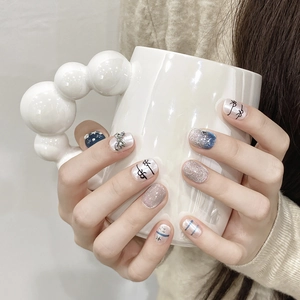 Faux ongles faits main style coréen avec paillettes et jolis motifs peints en 3D