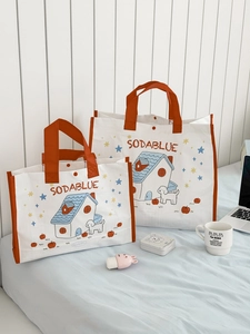 Detail von umweltfreundlichen Taschen mit Haus- und Hundedruck auf blauem Bettzeug