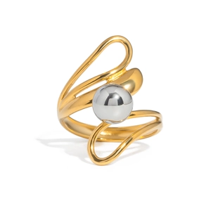 Dettaglio dell'anello dorato con linee fluide e perla argentata su sfondo bianco