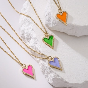 Set di quattro collane con pendente a cuore dorato con smalto colorato e zirconi