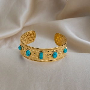 Vintage Armreif aus goldenem Edelstahl mit fünf Türkissteinen und gehämmerter Oberfläche