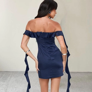Elegante abito slim in raso blu navy con spalle scoperte e maniche con volant e retro