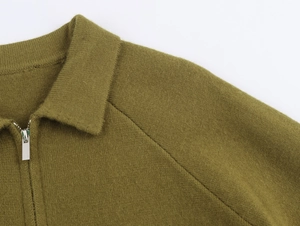 Dettaglio del colletto a polo in maglia e della zip sul cardigan aderente verde oliva
