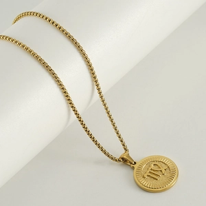 Détail du pendentif signe zodiaque Vierge plaqué or 18K avec une chaîne maille vénitienne