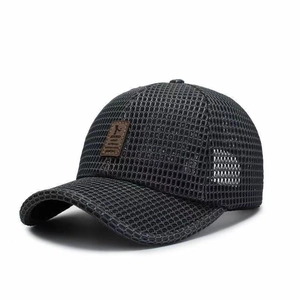 Atmungsaktive dunkelgraue Mesh-Baseballkappe mit braunem Leder-Logo-Patch für Sonnenschutz