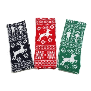 Détail de l'écharpe de Noël tricotée avec motifs de renne et flocons en trois couleurs