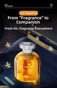 Vue détaillée d'un désodorisant de voiture en verre de 65 ml avec huile jaune et bouchon