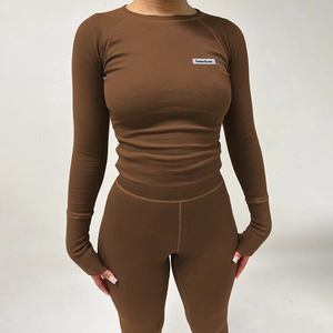 Ensemble de yoga deux pièces marron en maille côtelée avec haut court et leggings