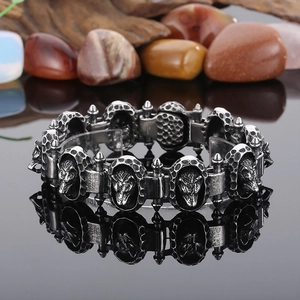 Nahaufnahme der Wolfskopf-Glieder an einem distressed Edelstahl-Armband im Punk-Stil