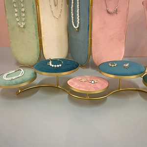 Soporte de exhibición de joyas de terciopelo con marcos dorados para collares