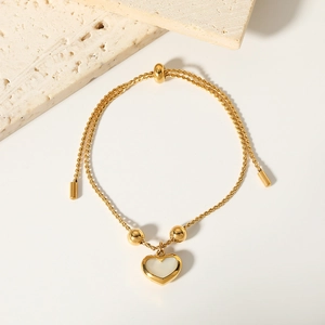 Adjustable gold heart bracelet with white shell inlay for a minimalist french style