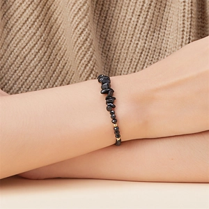 Detailansicht eines handgefertigten Armbands mit unregelmäßigen schwarzen Kristallsteinen