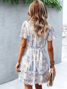 Robe longue fleurie à manches courtes avec taille marquée et jupe à volants